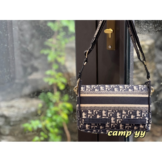 On October 7, 2023, the 280 box size (high order version) is 23 * 16cmD, and the small size postman at home camp is really beautiful! Self weight is very light! Super good-looking! Both men and women! Search for Dior messenger packages