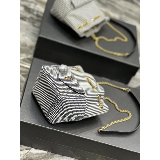 20231128 Batch: 580 [NEW] Denim striped gold buckle JOE_ The latest V-shaped quilted mini bucket bag from the counter has arrived brand new! It is a cute little thing that can be held in the palm of your hand! Carefully sewn all around, it feels soft and 