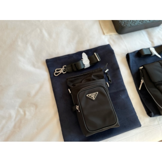 2023.11.06 175 box size: 13 * 23cm (suction position) prada men/women mobile phone bag The size is just right! It's really a clothing artifact! A super bad one to buy, it's just a blessing for men! Original nylon material! Waterproof and wear-resistant