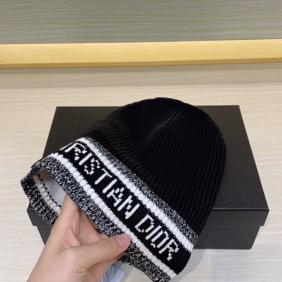 2023.10.02 P45 comes with a dustproof bag and the latest wool knitted hat on Dior's official website. It is very soft and skin friendly, with good elasticity and a texture that is very versatile. It is a very warm and essential item for autumn and winter,