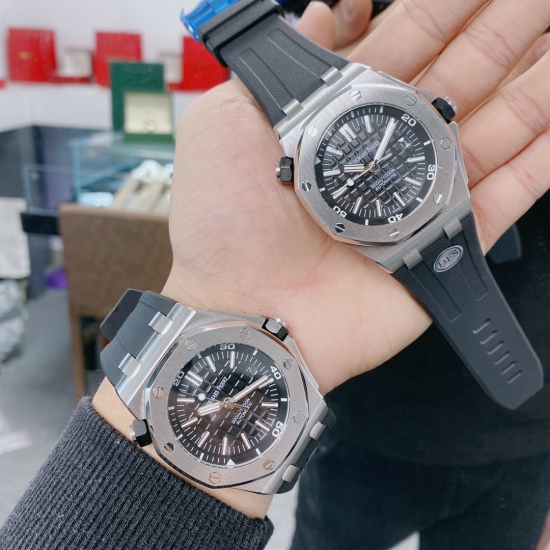 20240408 Real Price Sales Large and Preferential: The 320 Airbnb AP Royal Oak 15400 series, as the most basic model of the Royal Oak series, does not have any special functions. It only has three needles and a date display equipped with fully automatic ma