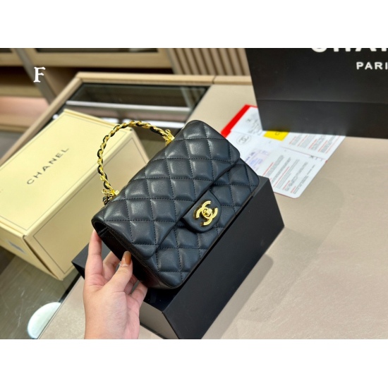 On October 13, 2023, 235 comes with a foldable box and an airplane box size of 20 * 12cm. The Chanel Mini is the best and most worthy mini of this season. It's a must-have item for the mini