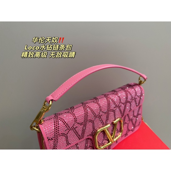 2023.11. 10 large P225 folding box ⚠️ Size 27.12 Small P220 Folding Box ⚠️ Size 20.10 Valentino Loco Rhinestone Chain Bag with a sensational texture. The upper body is really beautiful, ma'am. It's too textured. Don't be too absorbent during daily shoppin