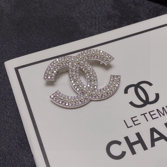 On July 23, 2023, the new Chanel small brooch on the CHANEL Xiaoxiang counter is the latest accessory that understands women the most. Those women who put all their effort into being themselves often cherish the meaning of the brooch more. Ms. Chanel pinn