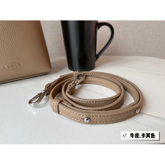 On October 13, 2023, 215 comes with a box of cowhide size: 15 * 16.5cm TODS milk tea bucket bag, which is truly fragrant! TODS's new bucket bag combines beauty and capacity, making it a cute little outfit! But it's really convenient to go out everyday wit