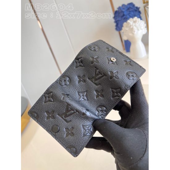 20231125 P400 [Exclusive Real Shot M82604 Black Embossed] This keycase features LV letters and Monogram flower patterns transformed into delicate embossed full grain Taurillon leather, paired with a snap closure. 12 x 7 x 2 cm (length x height x width)
