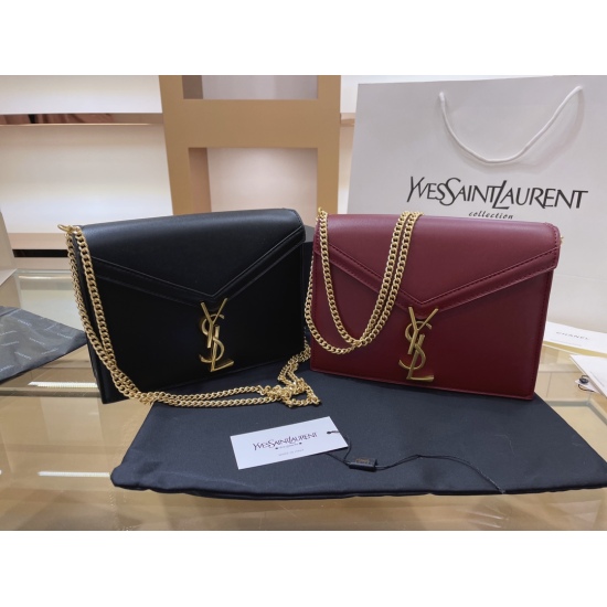 2023.10.18 P200 Counter Gift Box YSL Cassandra Saint Laurent Envelope Bag ✉ The classic logo of Ouyang Nana is cleverly integrated with the rotating buttons, resulting in an extremely luxurious and exquisite upper body effect! It can easily pair with high