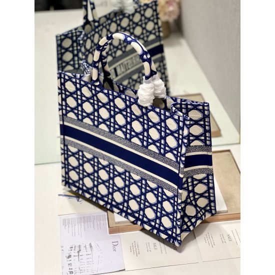 20231126 Large 780 [Dior] Popular Book Tote shopping bag, embroidered in diamond blue. This Book Tote handbag is inspired by the creative director of women's clothing, Maria Grazia Chiuri, which is a flagship product that embodies Dior's aesthetic. It can
