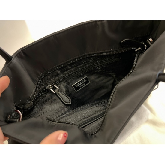 2023.11.06 195 Boxless size: 25 * 22cmprad tote score (shopping bag) Leather material is thick and textured, paired with wide shoulder straps and a spare wallet! Really practical!!