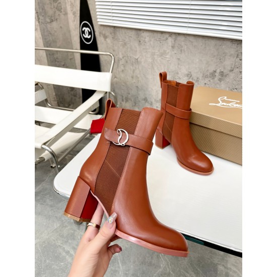 20240403 P325 yuan: Christian Louboutin (CL) will launch a new heavyweight thick heeled boots in 2022, made of shiny calf leather material. Side eye-catching embellishment with elastic gold plated Christian Louboutin (CL) logo design, with a height of 6 i