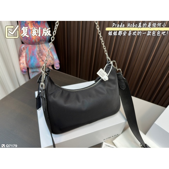 2023.11.06 220 Folding Box Reprint Top Quality Size: 25 * 11 (Large) Prada hobo Three in One! ⚠️ Export orders to South Korea! ⚠️ The quality is super good!! A large bag similar to a dumpling bag with a small bag, a wide shoulder strap with a chain, insta