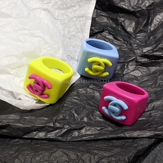 2023.07.23 Small Fragrance Chanel Letter Double C Color Series Styling Ring! A must-have summer item that I can't help but boast about when I wear it. With a minimalist design, it's super exquisite and shows off its whiteness. I really love it! It can als