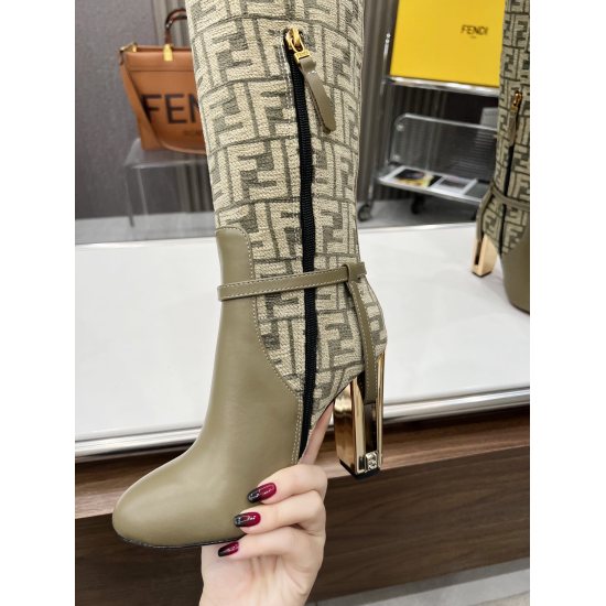 2023.11.19 440... Fendi FENDI runway style... Delfina round toe boots... exclusive top source! The ceiling in the single item exudes a sense of sophistication, revealing a sophisticated and atmospheric temperament whether paired with skirts or leggings! I