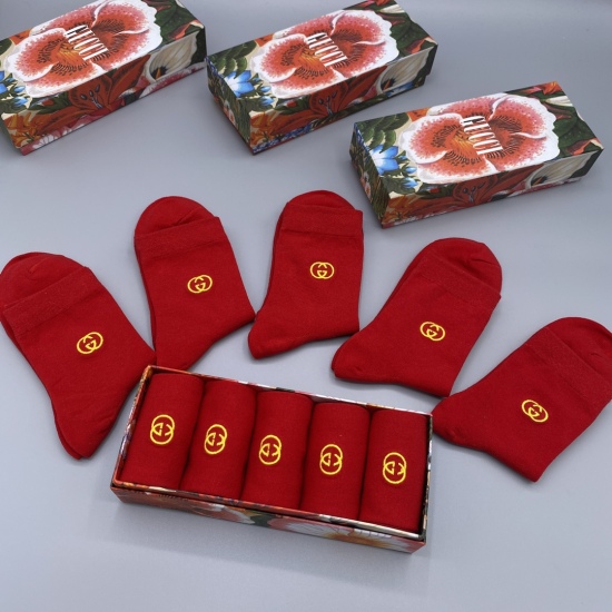 On December 22, 2024, the new Gucci GUCCI mid tube sock counter has been fully upgraded and synchronized with the top quality products in the market. It is worth having one box of five pairs as a gift or for personal use