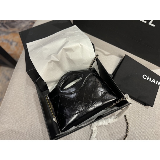 220 box upgrade size: 22 * 14.5cm, Xiaoxiangjia 23a is worth buying. Cute and adorable horizontal version 31Chanel has also replicated the new 31bag with a mini size. Who can stand it! Xiaoxiang's true love fans must join! A bag is hard to find!