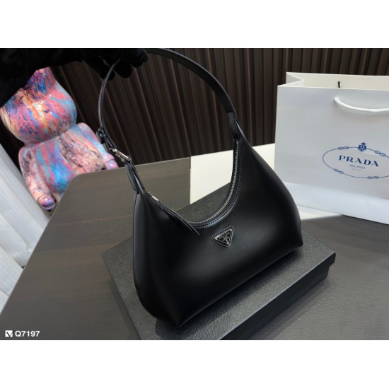 2023.11.06 180 box ⚠️ Is the Prada underarm bag size 24 20 open yet? Isn't it too beautiful! The shape of the saddle bag is really amazing!