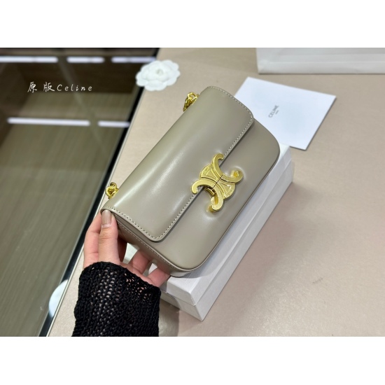 On March 30, 2023, 220 comes with a box CELIN.Triomphe Sailing's latest triumphal arch armpit bag, with a rectangular outline and a retro feel. Whatever you wear, this bag is high-end style. Size: 20.10cm