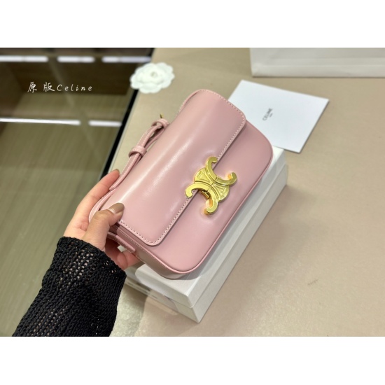 On March 30, 2023, 215 comes with a box CELIN.Triomphe Sailing's latest triumphal arch armpit bag, with a rectangular outline and a retro feel. Whatever you wear, this bag is high-end style. Size: 20.10cm