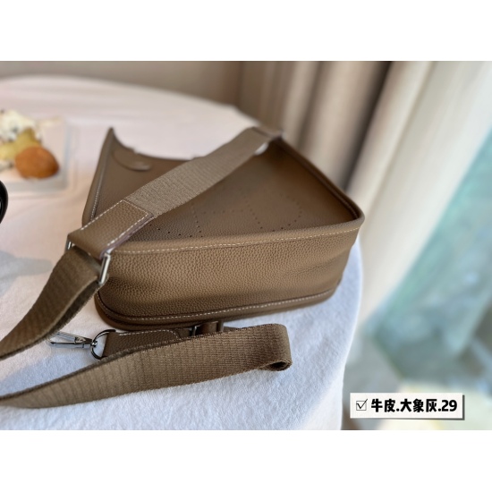 2023.10.1 260 Folding Gift Box Scarf Pony Size: 29 * 28cm Evelyne29 Exclusive Customized Version Imported Skin Embroidery ✔️ Not a regular version on the market, absolute cost-effectiveness, super high, compact, lightweight, and sufficient capacity