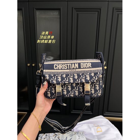 2023.10.07 P295 folding box ⚠️ Size 23.13 Dior camp messenger bag, love it! Dior's small size Dior camp is really super love, it's like killing both men and women! My favorite thing is the gold buckle design and this shoulder strap. The thickness of the s