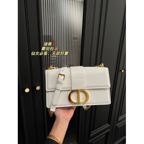 2023.10.07 P205 Folding Box ⚠️ The size 25.14 Dior Montaigne bag can easily handle various styles, making it a must-have for every cool and cute girl
