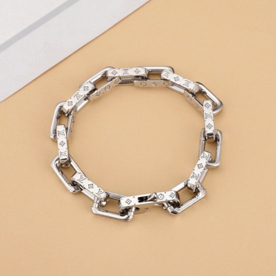 2023.07.11  Bamboo Bracelet Material: Steel Monogram Bracelet interprets Louis Vuitton's classic jewelry theme with current trend thinking. The large silver metal chain is engraved with a unique Monogram pattern, which is not only a new product of this se