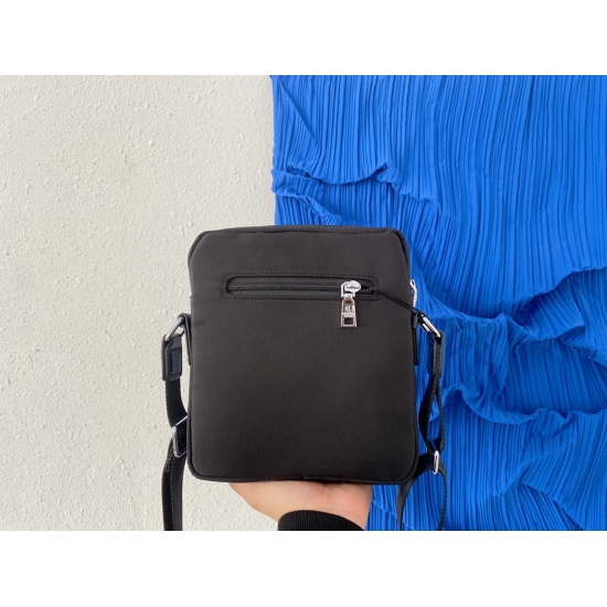 On November 6, 2023, P160 Prada Men's Flap Postman Bag Canvas Crossbody Bag Single Shoulder Bag features exquisite inlay craftsmanship, classic and versatile physical photography, original factory fabric, high-end quality delivery, small ticket dust bag 2