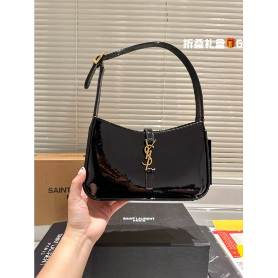 2023.10.30 Lacquer P225 Complete Gift Box Packaging ➕ Aircraft box ✈️ Recommend Yang Shulin YSL underarm bag, which is very suitable for autumn and winter. I have seen Celine Gucci Prada a lot Yang Shulin's bag is very novel, with a vintage crocodile patt