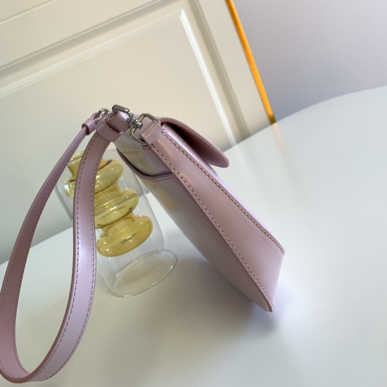 On March 12, 2024, P640 small size {flip snow powder} exclusive PRADA new vintage underarm bag is coming! This year's popular vintage underarm bag has always been popular. The whole leather is delicate and smooth, and the irregular shape of the bag design