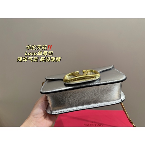 2023.11. 10 large P200 folding box ⚠️ Size 27.12 Small P195 Folding Box ⚠️ The size of the 20.10 Valentino Loco shoulder bag exudes a sense of sophistication. It looks very versatile on the body, and there's no pressure on the back. No girl can refuse suc