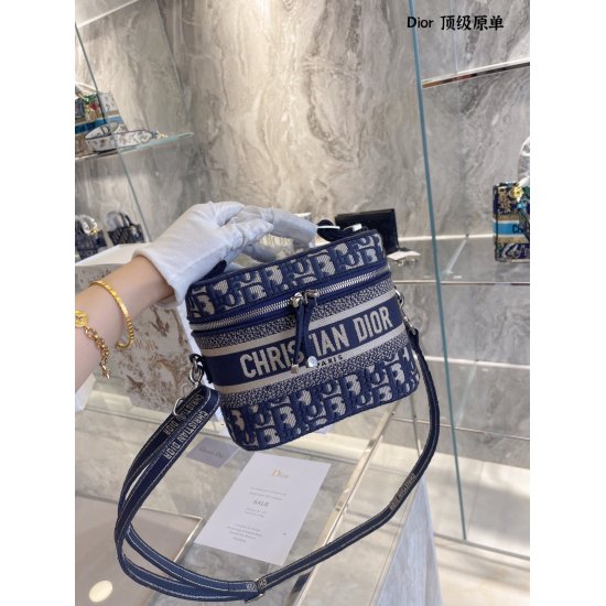 On October 7, 2023, Dior Dior Embroidery Makeup Bag p305 is recommended today as a self use Dior Dior makeup bag or handbag. It still continues the design style commonly used by Moodio Dior recently, which is black presbyopia pattern. Bringing a retro sty