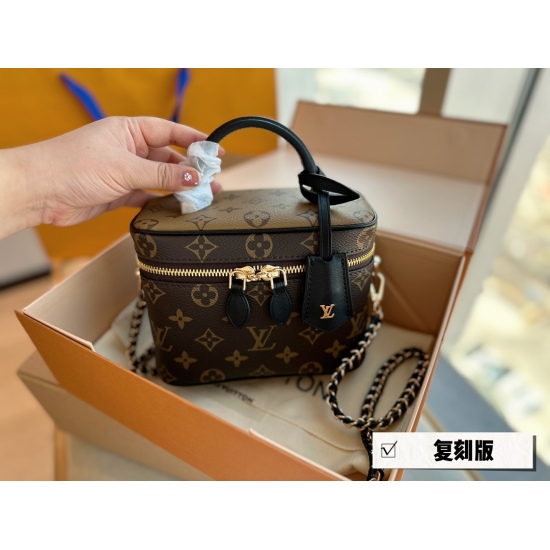 2023.10.1 240 with box ➕ Size of aircraft box: 18 * 13cm (high order) L Family Vanity small box with color matching design of aged flowers and caramel looks square and square, very capable of holding things ⚠️ Super convenient and practical with inner lin