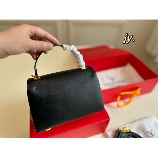 2023.11.10 P210 (Folding Box) size: 19.514 Valentino Big Rivet Tofu Bag Hot box Tofu Bag, Big Rivet Super Eye-catching ✨ Small and exquisite, meeting the needs of various occasions ❗ Available in multiple colors, very fashionable and durable ✅