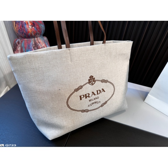 2023.11.06 170 Prada shopping bag size: 38 * 30cm Prada canvas shopping bag! Big and convenient enough! It is indeed a practical and durable model, I really like its color!