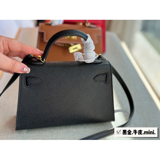 2023.10.29 240 box size: 19 * 12.5cmH Herm è s Kellymini second-generation real wife looks good, although the capacity is a bit small ⚠ Put down your phone and pretend to be cute! ⚠ The cross patterned cowhide bag is particularly textured!