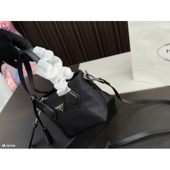 2023.11.06 150/75 Gift Box Prada Tote Package is an irresistible choice, and has existed since ancient times. Many struggling households will choose it first! The concave shape is also appropriate, super fashionable!! Size: 22.18cm/14.13cm