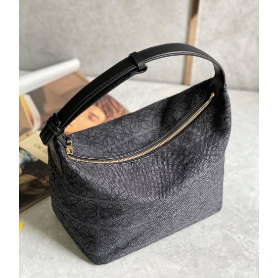 20240325 P780 ‼️ Large (not packaged) bento bag~Cubi lunch box bag. The joy of this season is from Cubi! L0ewe's latest popular underarm bag, Cubi embroidered design, exudes a sense of sophistication. Any outfit with a plain white T-shirt can produce wond