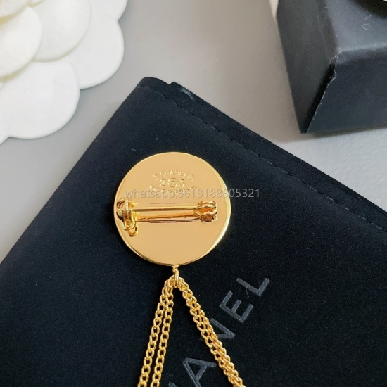 2023.07.23 High quality details as shown in the picture fragrant circular hanging gold brooch C Vintage series! As Ms. Coco said, 