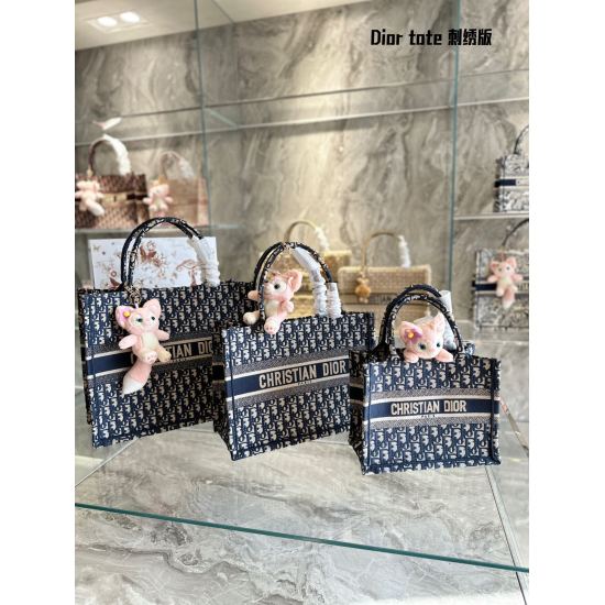 On October 7, 2023, p265p255p255, Disney Lingna Belle pendant is presented as a gift. The original Dior Tote Tote bag is the most recognizable among Dior bags, with vintage flowers and embroidery being very classic and durable. Large capacity and light we