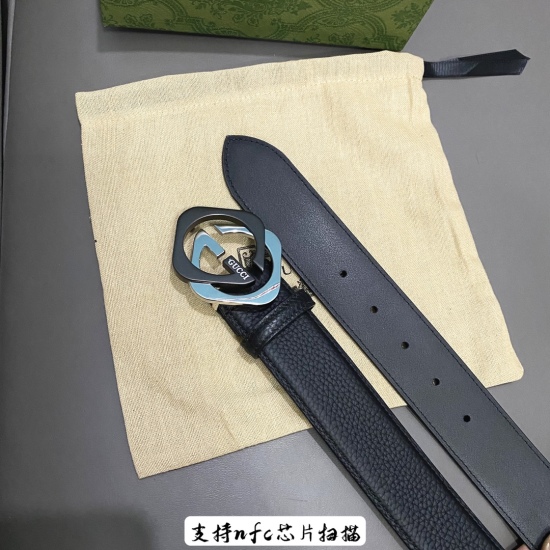 Width 40 millimeters! The Gucci counter has shipped the same belt series! The double-sided leather belt is made of top layer cowhide, and the double G belt is made of smooth leather. Black leather, paired with a double G double diamond buckle, the metal a