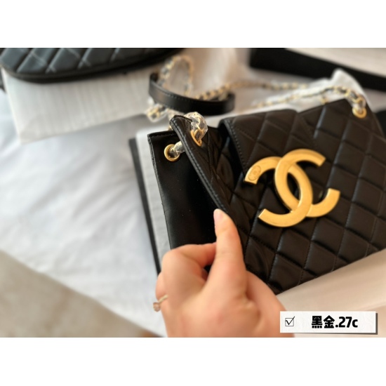 230 box size: 27 * 17cm, Xiaoxiangjia 24c, retro big logo. This retro big logo is definitely loved. It can be fashionable for one shoulder crossbody, it's really a cycle