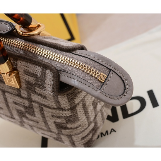 2024/03/07 P650 only produces Baiyun stall quality ❌ Refusing to compare ordinary goods, original Italian leather with its own fragrance, please recognize it ✅     By The Way Boston Mini Handbag, made of Chenille material, decorated with pigeon gray FF wo