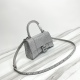 20240324 small shipment, 800 brick hot stamping with heavy handmade craftsmanship. You have asked for an hourglass bag N times to la! Balenciag α This season's heavyweight Hourglass hourglass bag features a unique and iconic curved shape that is highly re