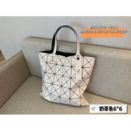 2023.09.03 165 Unpacked Upgrade issey miyake BAOBAO Miyake 6x6 Shopping Bag Size 34x34cm 〰 Milk tea color is too suitable for summer. It's light, convenient, and refreshing. It comes with genuine black and white cards, genuine hardware seamless splicing, 