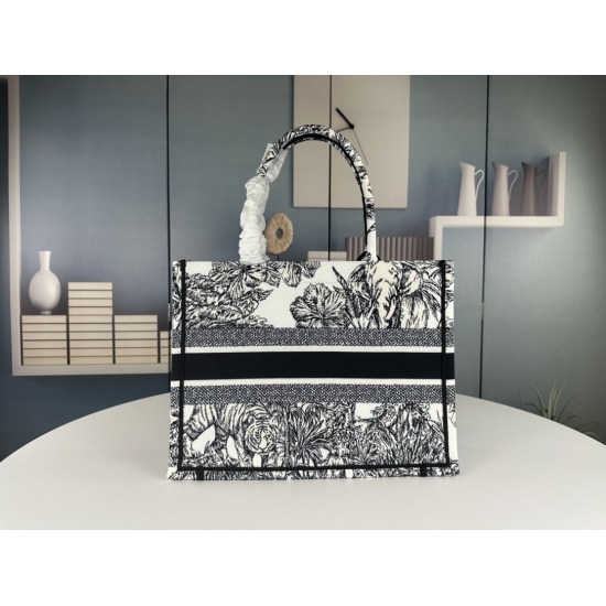 July 10, 2023, BookDior Counter New Shopping Bag! Counter synchronization update! Star limited edition with the same model! Super stylish! High quality imported fabric! There is no pressure to enter or exit the counter at will! Super large capacity for ou
