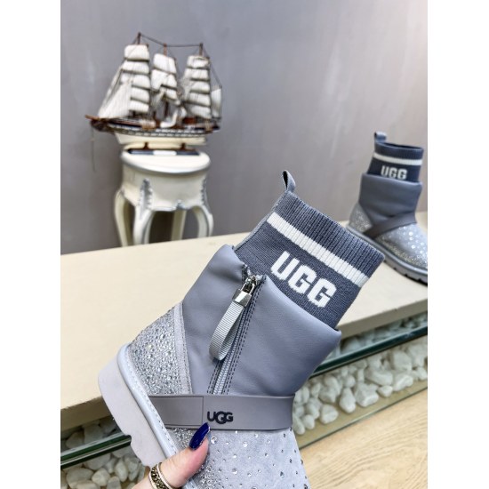 2023.09.29 P270 2022 UGG New Snow Boots! Bling Bling ✨✨ Series, the upper is made of imported and anti freeze crack imported patent leather. The shoe barrel is made of unique wool, which has good warmth retention. The soft fabric not only increases comfor
