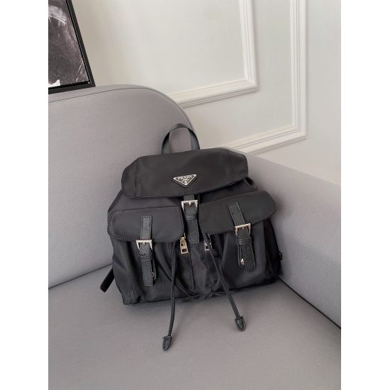 On January 6, 2023, the P200 Prada nylon backpack backpack and backpack features exquisite inlay craftsmanship, classic and versatile physical photography. The original factory fabric is high-end and high-quality, with a small ticket dustproof bag of 28 x