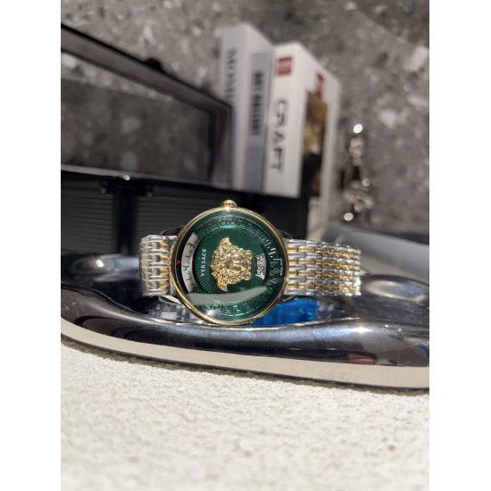 20240417 Belt 340 Steel Belt 360 New ❤️ Versace V-TRIBUTE series, with a diameter of 36mm and a Greek ripple ring, featuring a 12 o'clock relief Medusa portrait. The minimalist dial is paired with a rectangular time mark, and the enamel treated Greek ripp