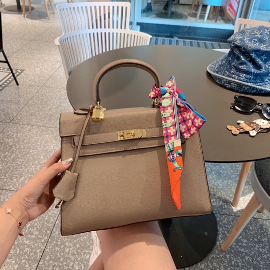 On October 29, 2023, the P195 Hermes 25cm Kelly bag - the most frequently seen bag in the entertainment industry recently, is an eternal classic of the H family Kelly is well packaged and can be easily paired. No matter how she wears it, it looks great on