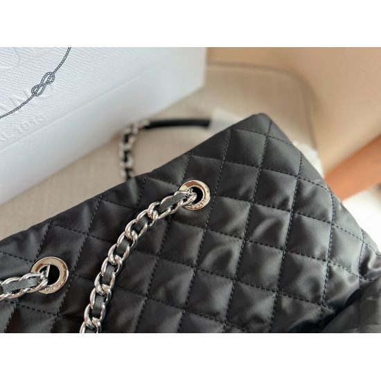 2023.11.06 205 Boxless size: 29 * 22cmprada Double Chain Shopping Bag! Big and convenient enough! It is indeed a practical and durable model, lightweight, comfortable and practical!